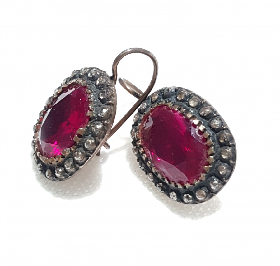 LAL TAŞI VE ELMASLARLA SÜSLÜ BİR ÇİFT KÜPE 