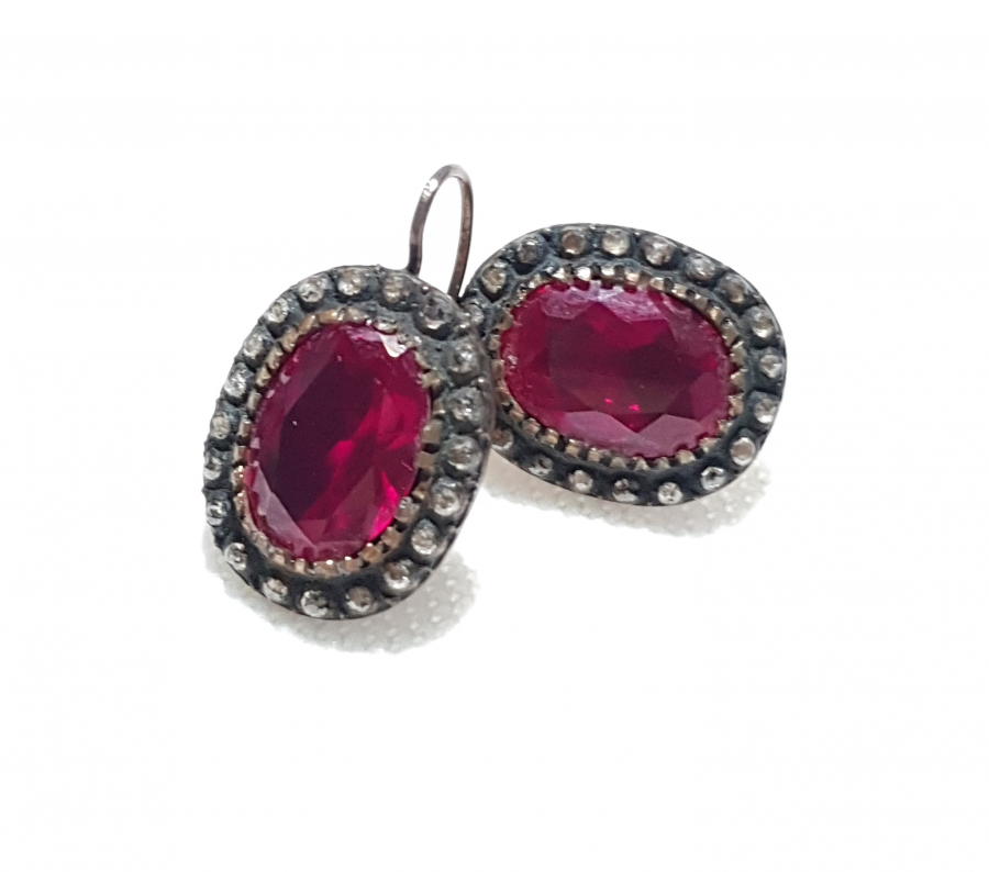 LAL TAŞI VE ELMASLARLA SÜSLÜ BİR ÇİFT KÜPE 