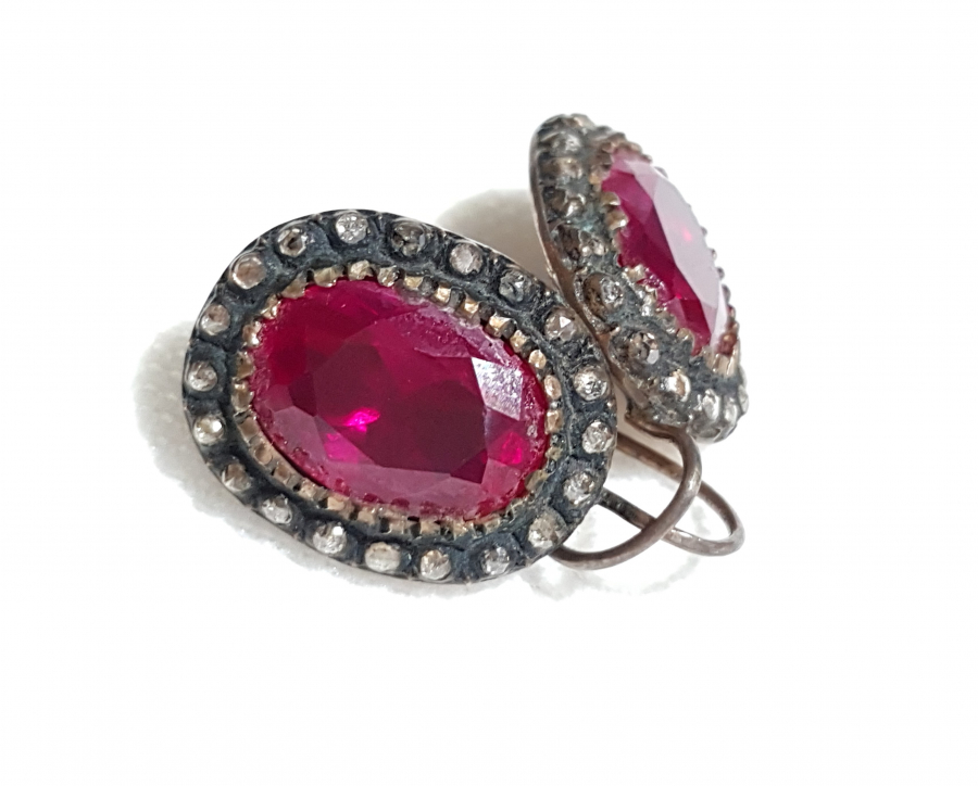 LAL TAŞI VE ELMASLARLA SÜSLÜ BİR ÇİFT KÜPE 