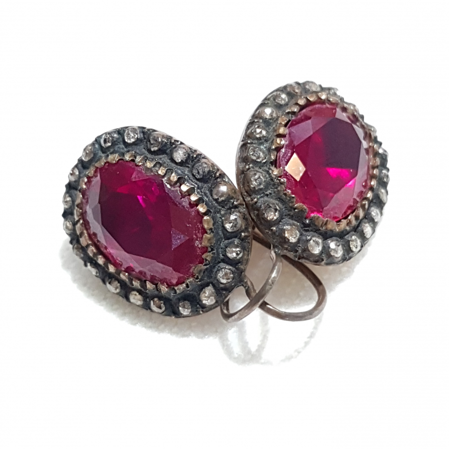 LAL TAŞI VE ELMASLARLA SÜSLÜ BİR ÇİFT KÜPE 