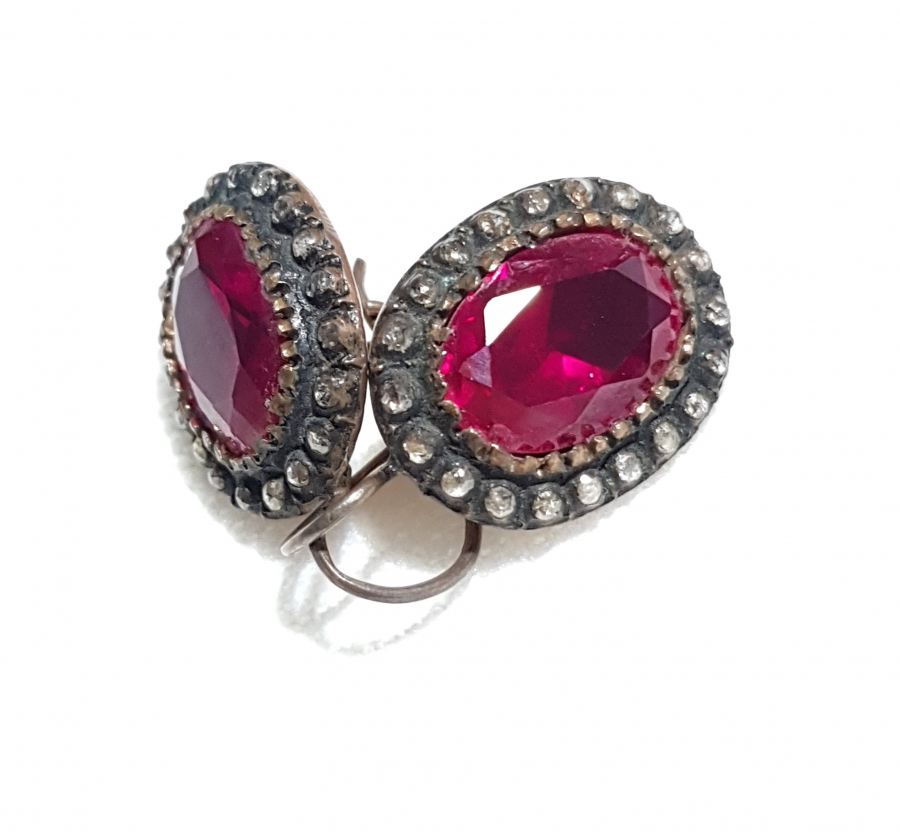 LAL TAŞI VE ELMASLARLA SÜSLÜ BİR ÇİFT KÜPE 