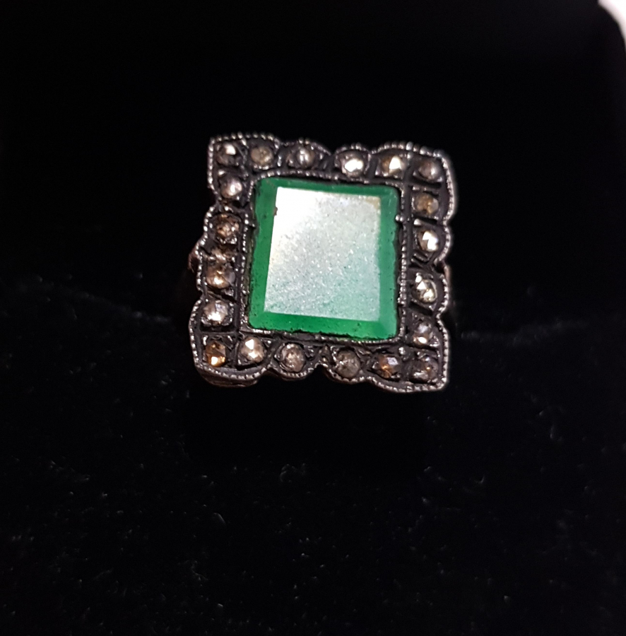 ZÜMRÜT VE ELMASLARLA SÜSLÜ YÜZÜK 