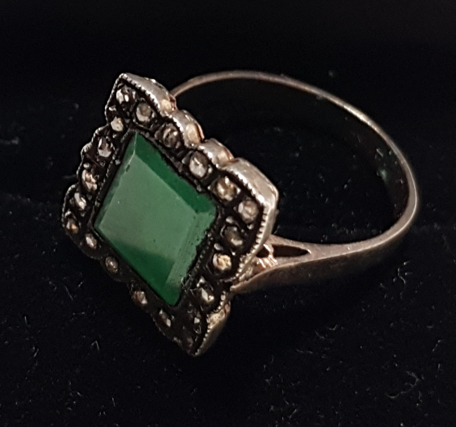 ZÜMRÜT VE ELMASLARLA SÜSLÜ YÜZÜK 