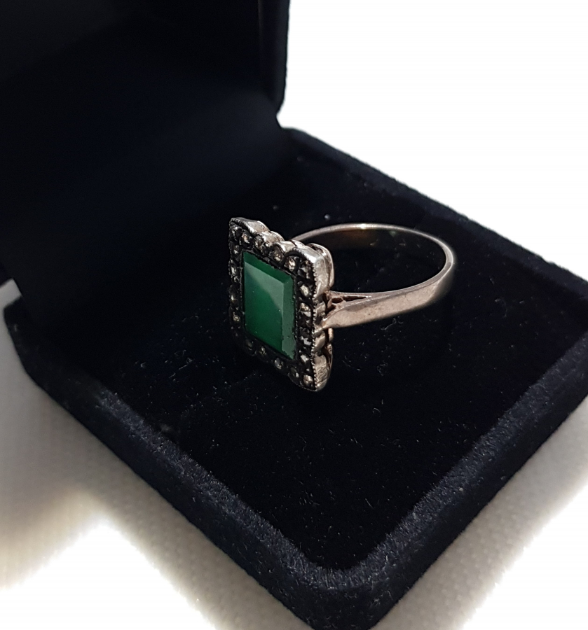 ZÜMRÜT VE ELMASLARLA SÜSLÜ YÜZÜK 