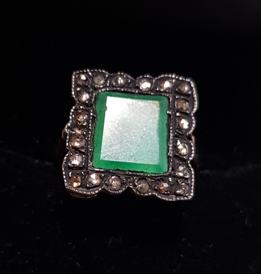 ZÜMRÜT VE ELMASLARLA SÜSLÜ YÜZÜK 