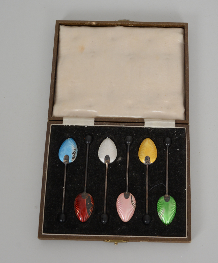 1900 BAŞLARI ORJİNAL KUTUSUNDA GÜMÜŞ ÜZERİ MİNELİ ÇAY KAŞIĞI SETİ