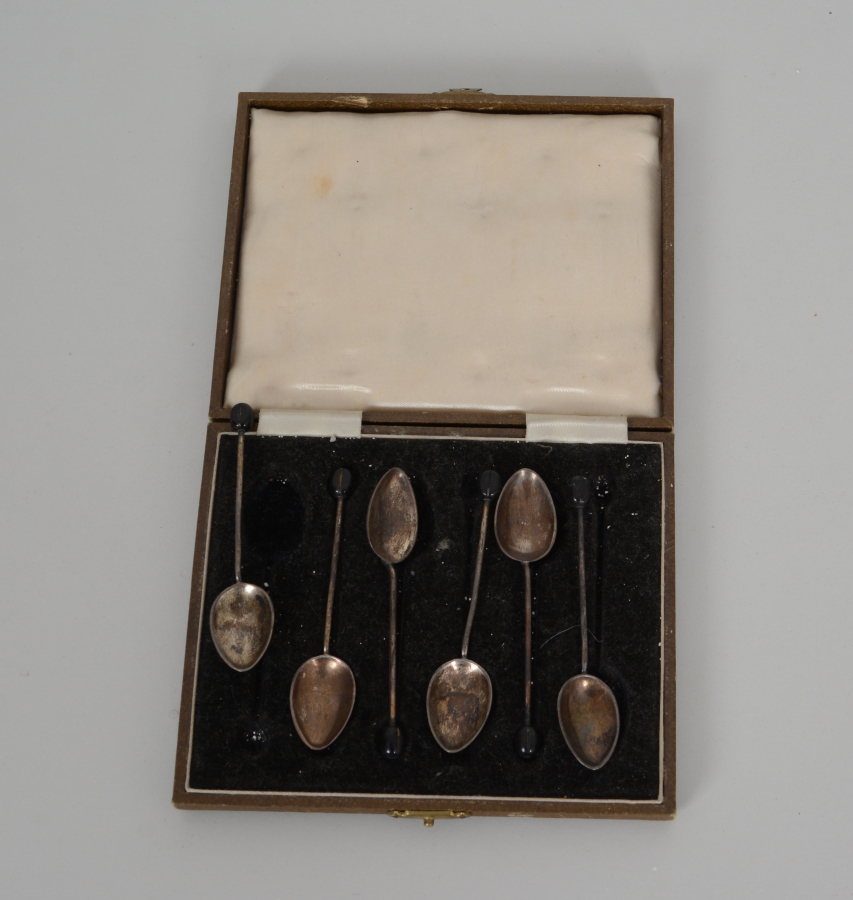 1900 BAŞLARI ORJİNAL KUTUSUNDA GÜMÜŞ ÜZERİ MİNELİ ÇAY KAŞIĞI SETİ