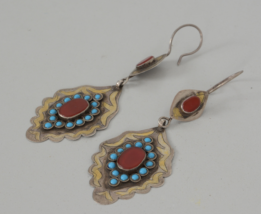 GÜMÜŞ ÜZERİ ALTIN VERMEYLİ AKİK VE TURKUAZ TAŞLI TÜRKMEN İŞİ KÜPE