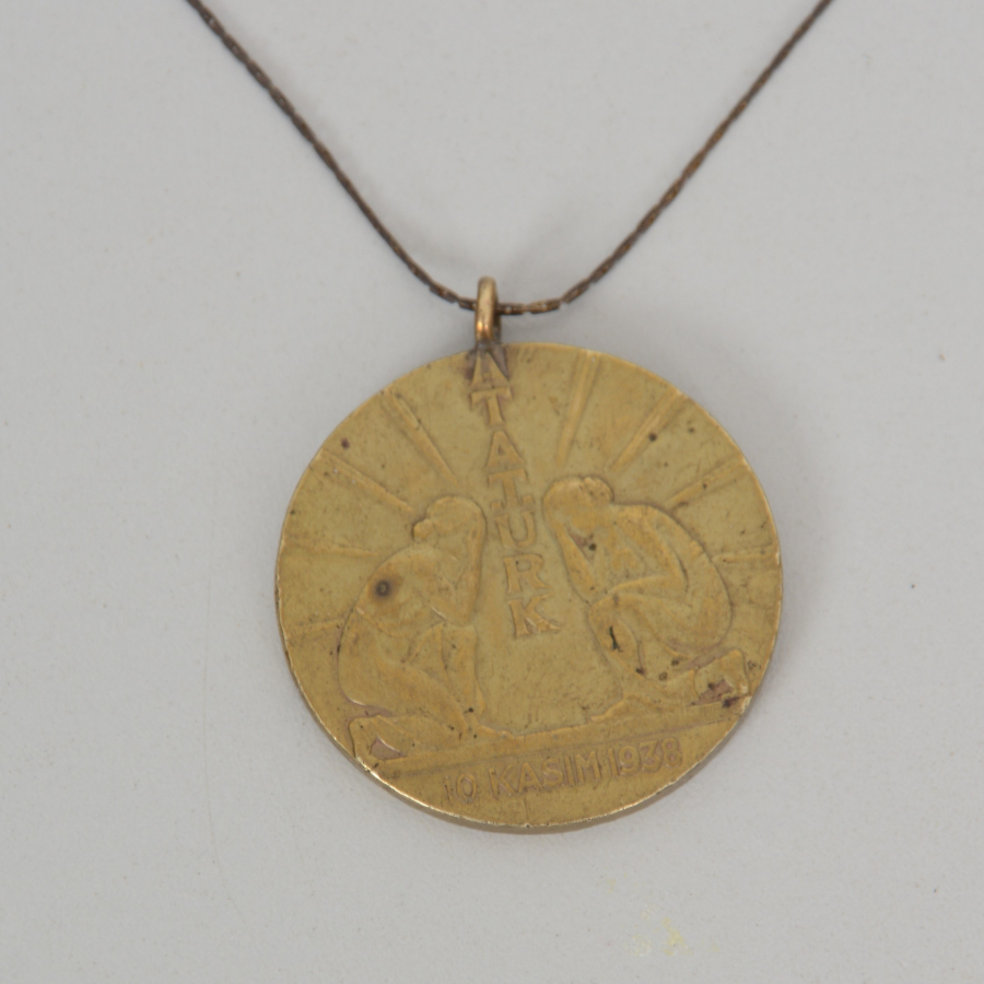 KURTARDIĞIN TÜRK KADINI SANA BAĞLILIĞINI SUNAR YAZILI 1938 TARİHLİ MADALYON