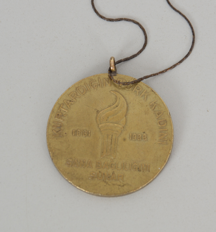 KURTARDIĞIN TÜRK KADINI SANA BAĞLILIĞINI SUNAR YAZILI 1938 TARİHLİ MADALYON