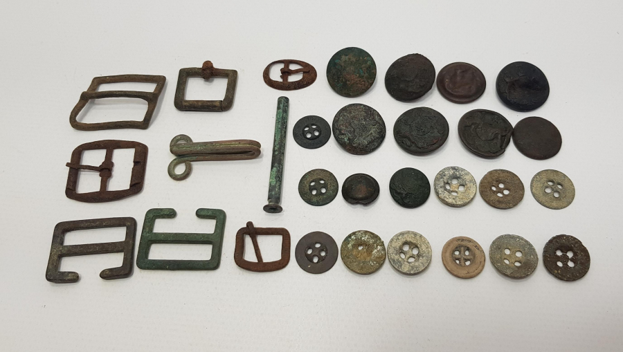 1. DÜNYA SAVAŞI 30 ADET ASKERİ DÜĞME VE KEMER TOKASI LOTU 