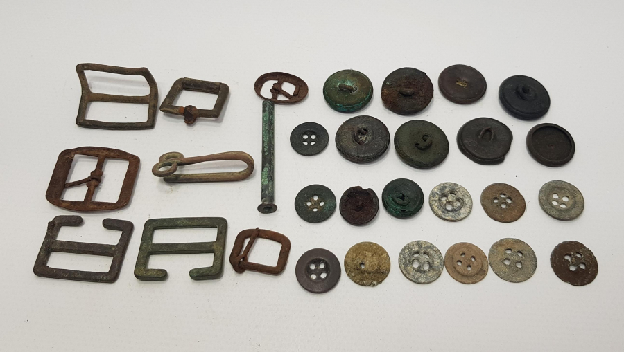 1. DÜNYA SAVAŞI 30 ADET ASKERİ DÜĞME VE KEMER TOKASI LOTU 