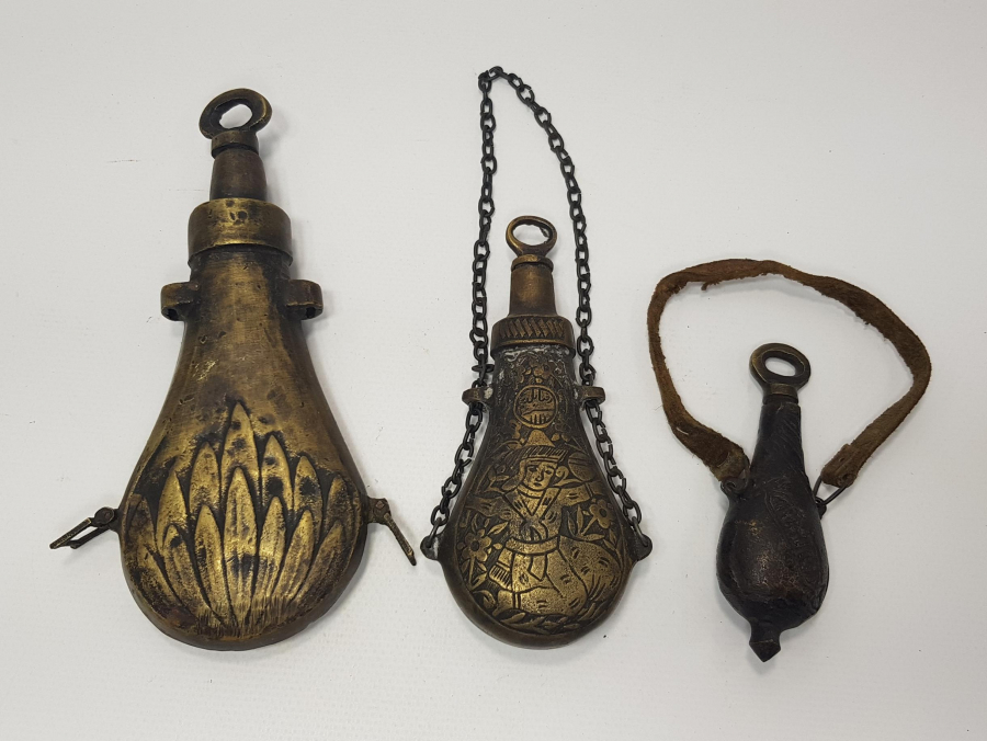 YAKIN DÖNEM ANTEP İŞİ ÜÇ ADET PİRİNÇ BARUTLUK