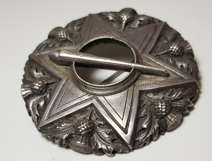 NADİR FORMDA GÜMÜŞ AVRUPA BROŞ