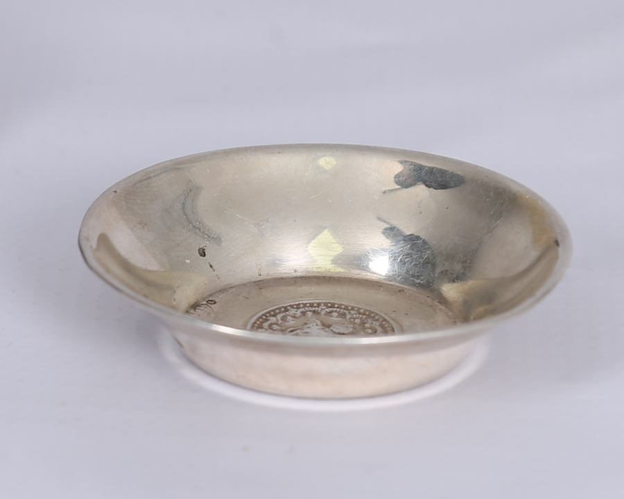 ORTASI TUĞRALI GÜMÜŞ KINA TASI