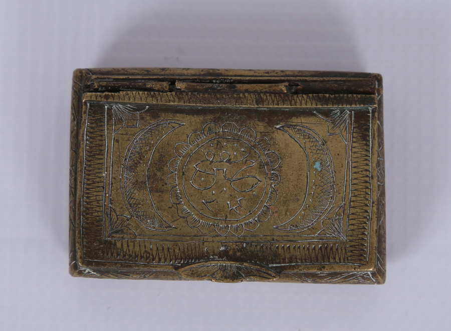 OSMANLI DÖNEMİ İKİ YANI YAZILI VE TAMAMI KALEM İŞÇİLİKLİ ENFİYE KUTUSU