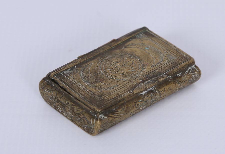 OSMANLI DÖNEMİ İKİ YANI YAZILI VE TAMAMI KALEM İŞÇİLİKLİ ENFİYE KUTUSU