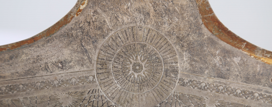 ÜZERİNDE ARAPÇA VE TÜRKÇE YAZILAR BULUNAN RÜZGARLARLA İLGİ OBJE