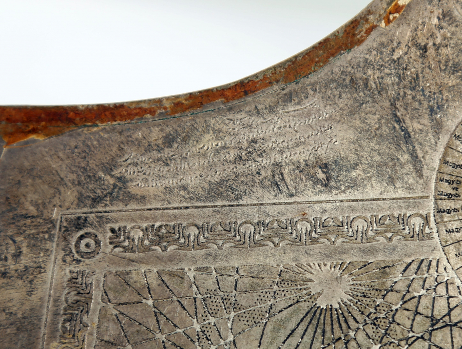 ÜZERİNDE ARAPÇA VE TÜRKÇE YAZILAR BULUNAN RÜZGARLARLA İLGİ OBJE