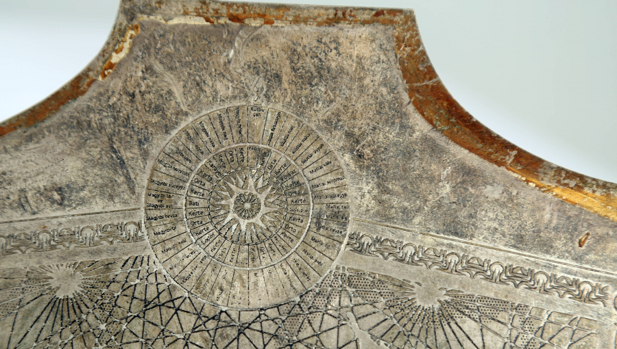 ÜZERİNDE ARAPÇA VE TÜRKÇE YAZILAR BULUNAN RÜZGARLARLA İLGİ OBJE