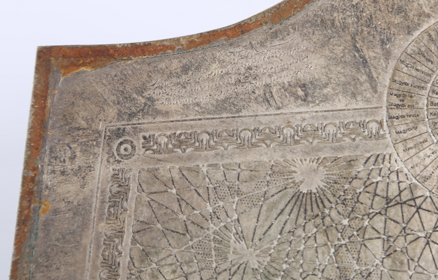 ÜZERİNDE ARAPÇA VE TÜRKÇE YAZILAR BULUNAN RÜZGARLARLA İLGİ OBJE