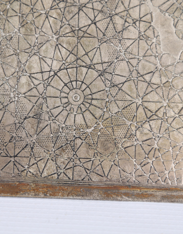 ÜZERİNDE ARAPÇA VE TÜRKÇE YAZILAR BULUNAN RÜZGARLARLA İLGİ OBJE