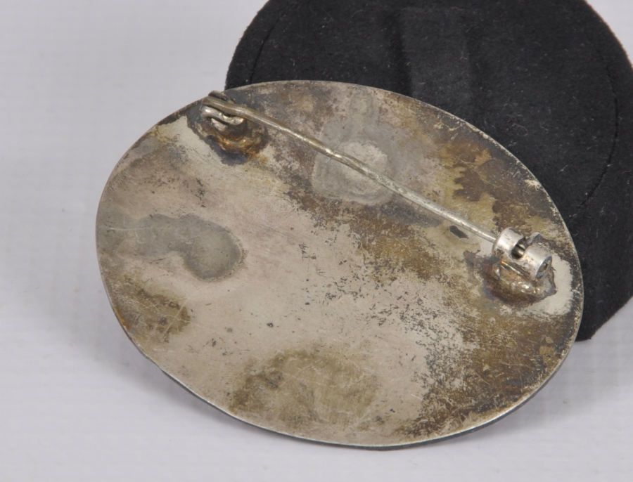 ÜZERİNDE GEMİLER BULUNAN GÜMÜŞ BROŞ