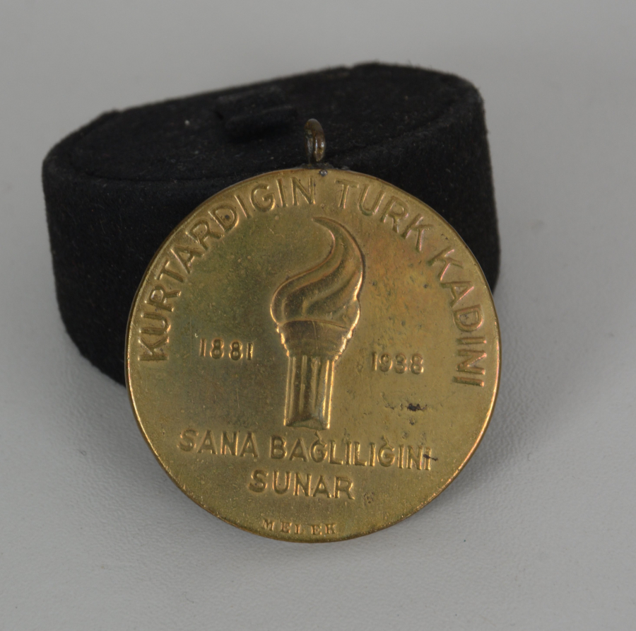 ÜZERİNDE KURTARDIĞIN TÜRK KADINI SANA BAĞLILIĞINI SUNAR YAZILI 1938 TARİHLİ MADALYON