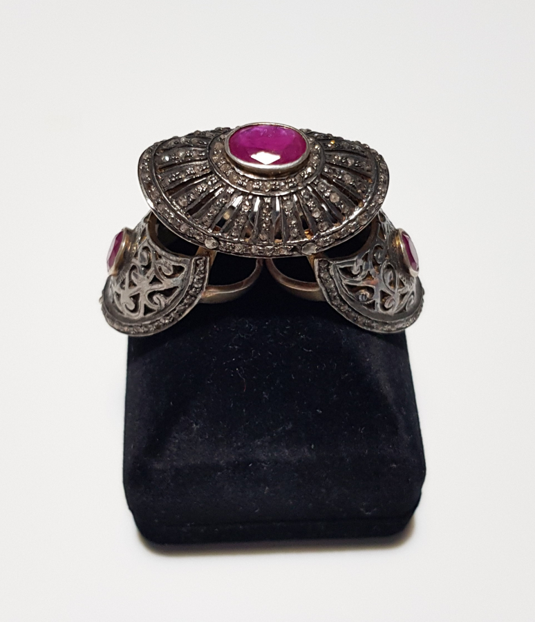 YAKUT VE ELMAS TAŞLARLA SÜSLÜ ÜÇLÜ VAMP YÜZÜK 