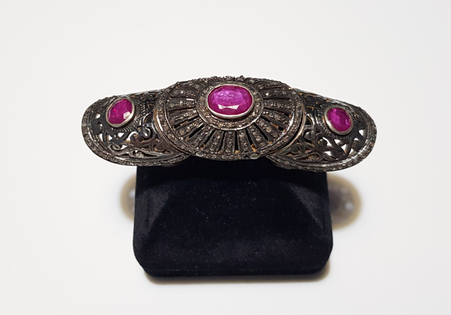 YAKUT VE ELMAS TAŞLARLA SÜSLÜ ÜÇLÜ VAMP YÜZÜK 