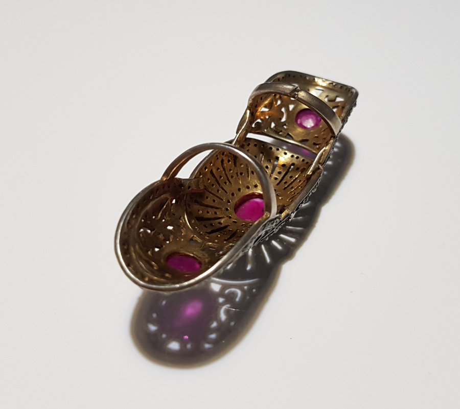 YAKUT VE ELMAS TAŞLARLA SÜSLÜ ÜÇLÜ VAMP YÜZÜK 