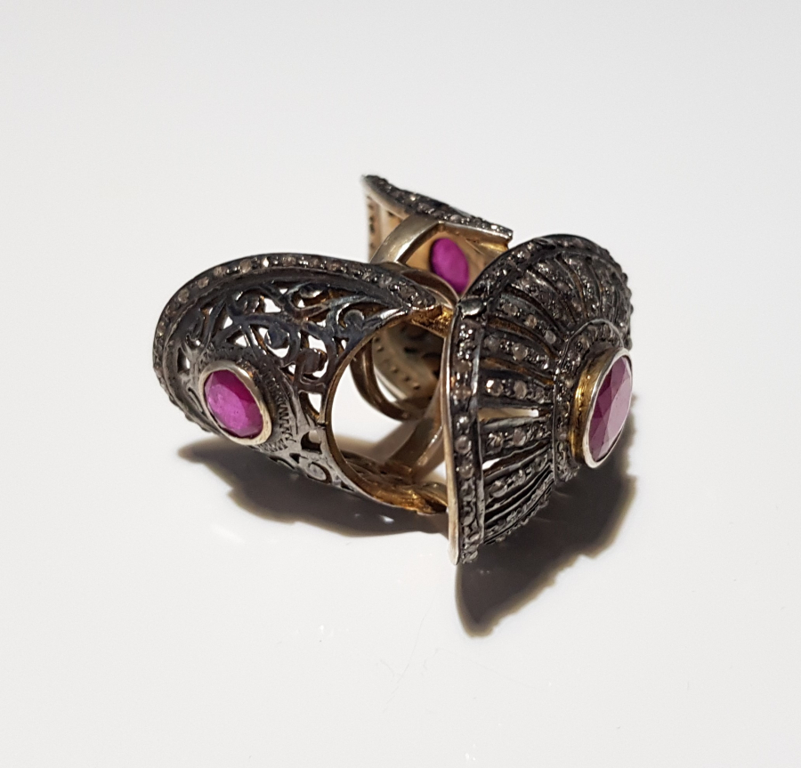 YAKUT VE ELMAS TAŞLARLA SÜSLÜ ÜÇLÜ VAMP YÜZÜK 