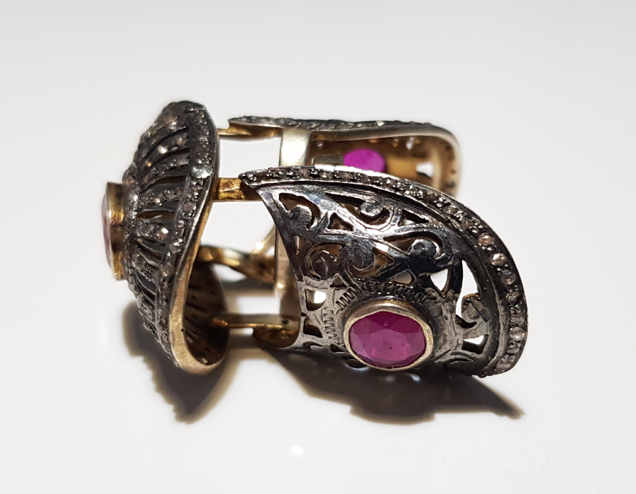 YAKUT VE ELMAS TAŞLARLA SÜSLÜ ÜÇLÜ VAMP YÜZÜK 