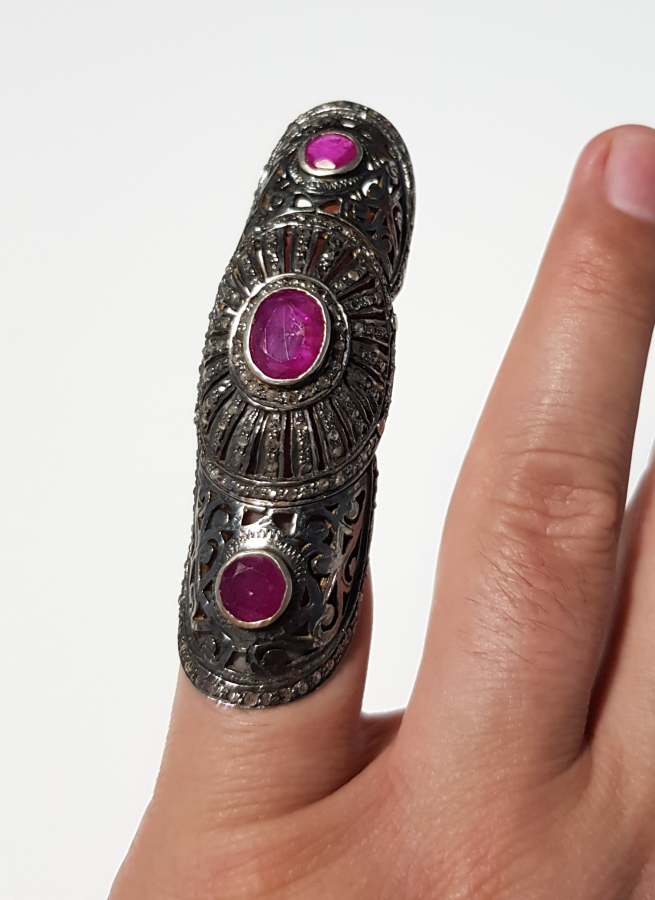 YAKUT VE ELMAS TAŞLARLA SÜSLÜ ÜÇLÜ VAMP YÜZÜK 