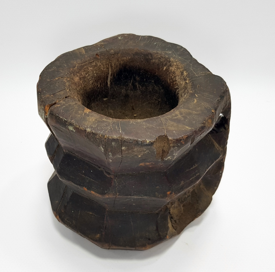 OSMANLI DÖNEMİ ÜZERİ RUMCA YAZILI AHŞAP KAHVE DİBEĞİ