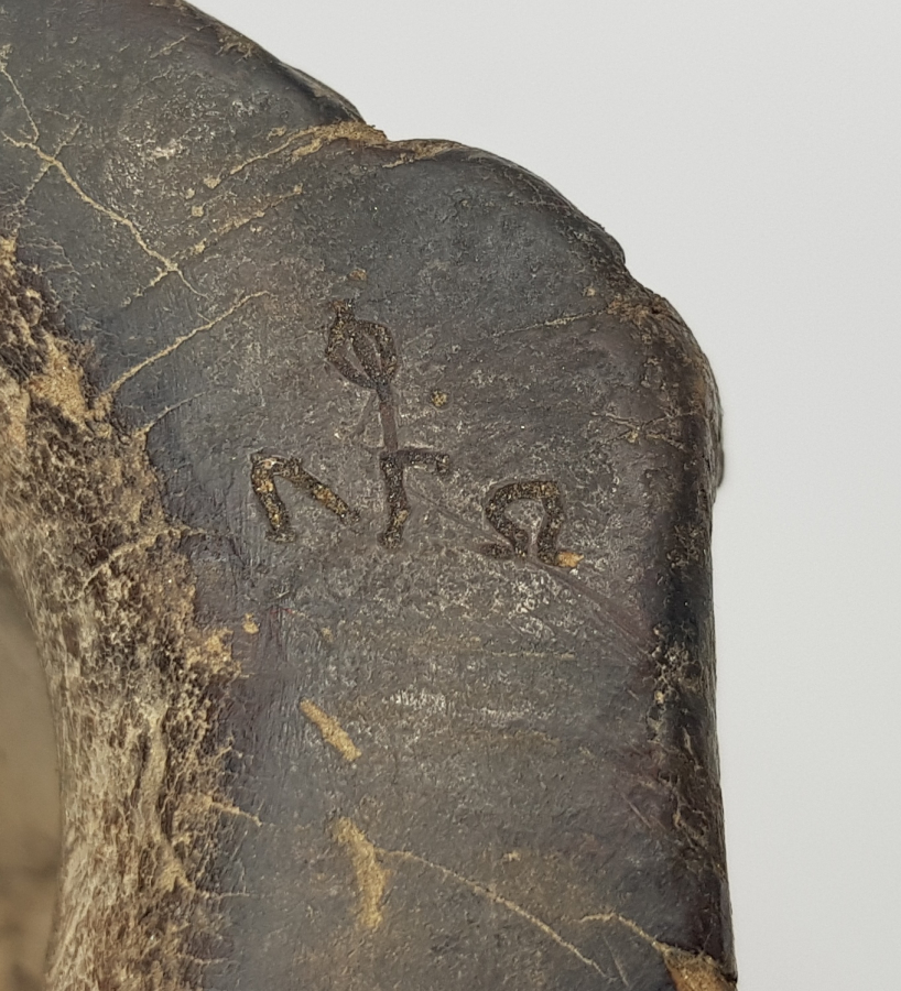 OSMANLI DÖNEMİ ÜZERİ RUMCA YAZILI AHŞAP KAHVE DİBEĞİ