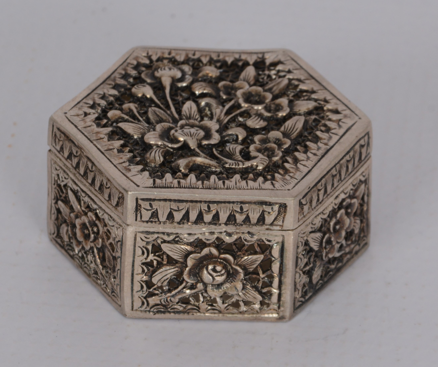 UZAKDOĞU KABARTMA İŞÇİLİKLİ ÇİÇEK DESENLİ MÜCEVHER KUTUSU 