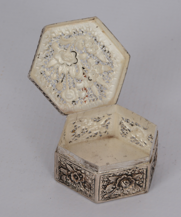 UZAKDOĞU KABARTMA İŞÇİLİKLİ ÇİÇEK DESENLİ MÜCEVHER KUTUSU 