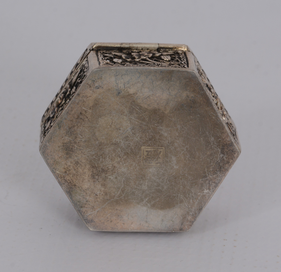 UZAKDOĞU KABARTMA İŞÇİLİKLİ ÇİÇEK DESENLİ MÜCEVHER KUTUSU 