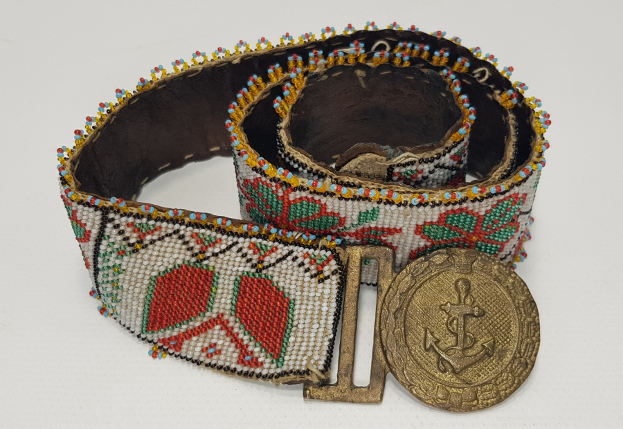 ÜZERİNDE MEŞRUTİYET SANCAĞI BULUNAN VE DENİZCİ PAŞA KEMER TOKASI BULUNAN KEMER