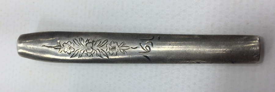 OSMANLI DÖNEMİ ÜZERİ KALEM İŞÇİLİKLİ VE OSMANLICA YAZILI GÜMÜŞ AĞIZLIK