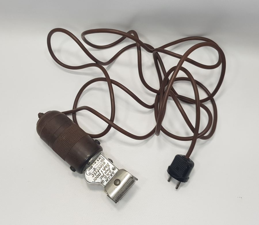 BERBER KÜLTÜRÜ: 1940'LARDAN ELEKTRİKLİ SAÇ KIRKMA MAKİNESİ 