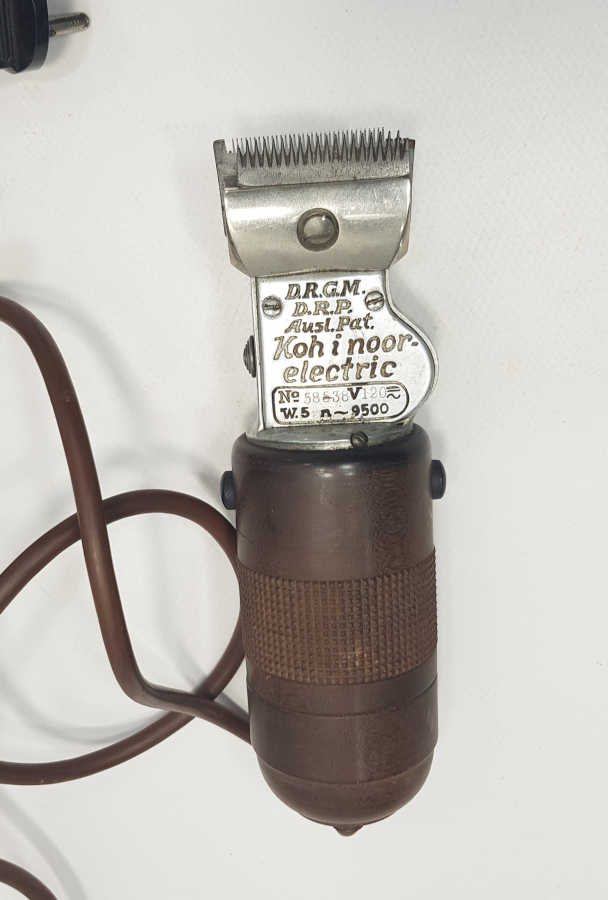 BERBER KÜLTÜRÜ: 1940'LARDAN ELEKTRİKLİ SAÇ KIRKMA MAKİNESİ 