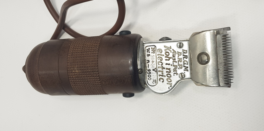 BERBER KÜLTÜRÜ: 1940'LARDAN ELEKTRİKLİ SAÇ KIRKMA MAKİNESİ 