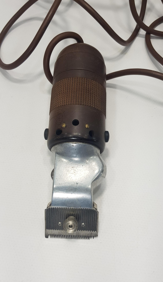 BERBER KÜLTÜRÜ: 1940'LARDAN ELEKTRİKLİ SAÇ KIRKMA MAKİNESİ 