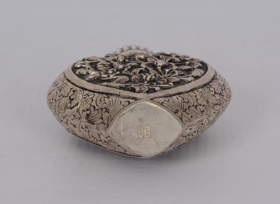 KABARTMA ÇİÇEK DESENLERİYLE SÜSLÜ GÜMÜŞ SÜRMEDAN 