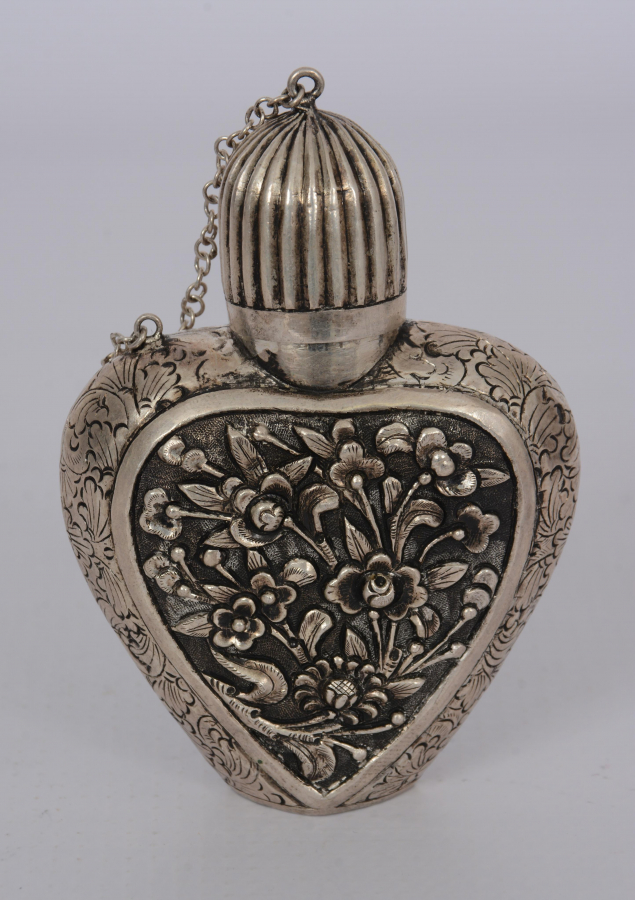 KABARTMA ÇİÇEK DESENLERİYLE SÜSLÜ GÜMÜŞ SÜRMEDAN 