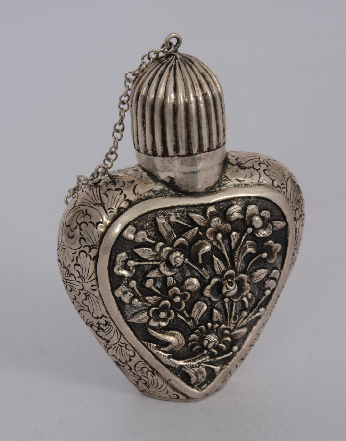 KABARTMA ÇİÇEK DESENLERİYLE SÜSLÜ GÜMÜŞ SÜRMEDAN 