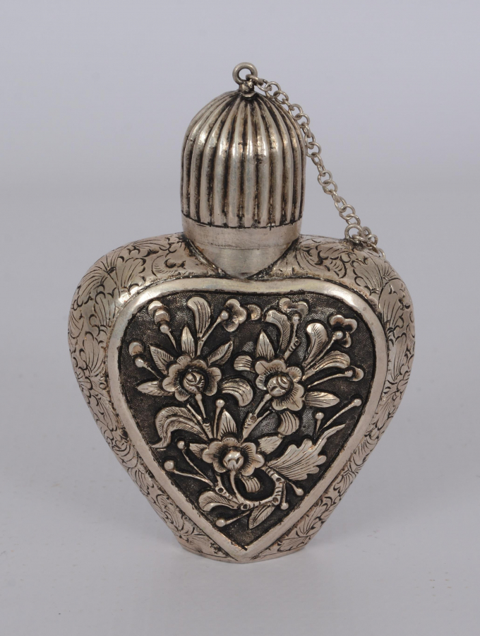 KABARTMA ÇİÇEK DESENLERİYLE SÜSLÜ GÜMÜŞ SÜRMEDAN 