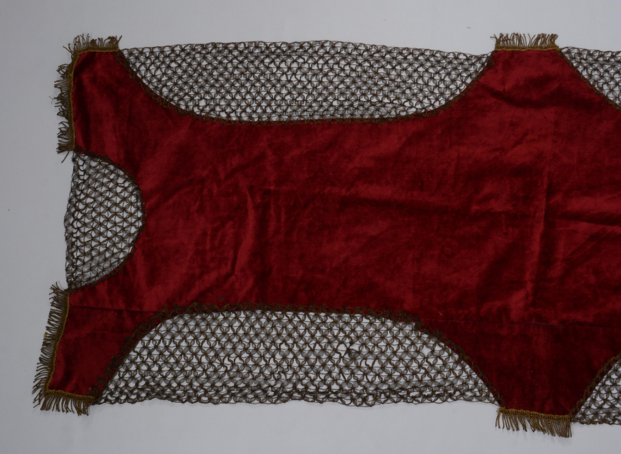 KENARLARI SIRMA İPLERLE İŞLENMİŞ KADİFE MASA ÖRTÜSÜ